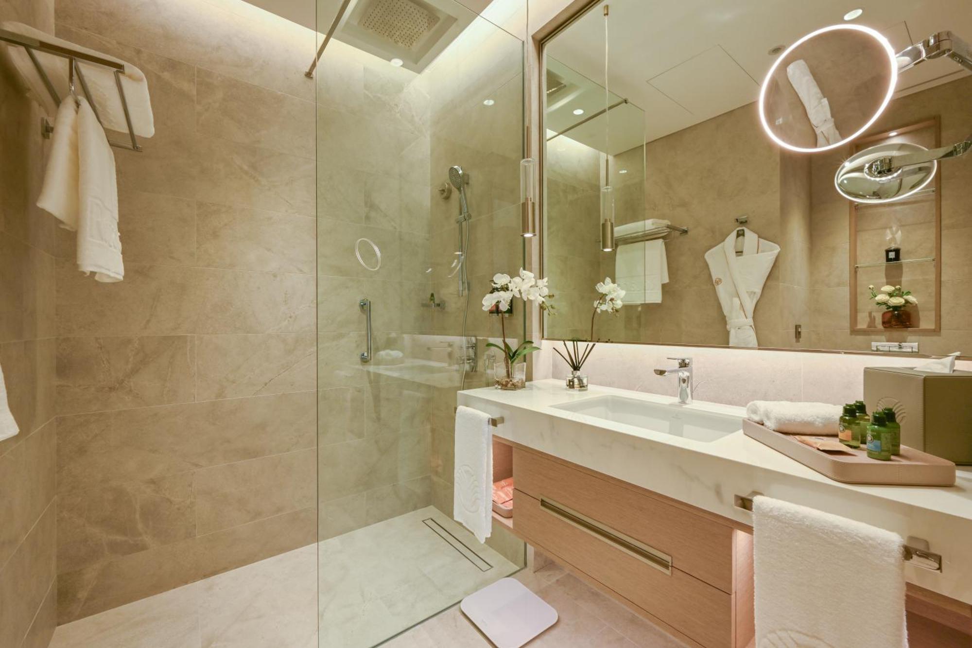 Отель Onyx Rotana Манама Экстерьер фото A bathroom in a hotel